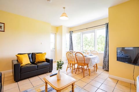 68 - Spacious & Budget Friendly by Shortstays Apartment in Galway