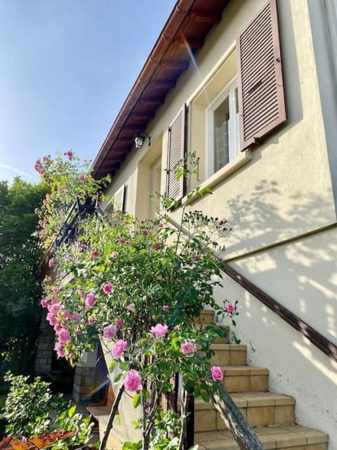 Property building, Spring, Day, Garden, View (from property/room), Balcony/Terrace, Garden view
