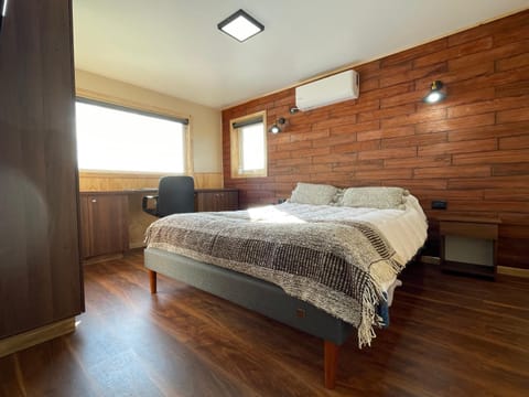 Bed, Photo of the whole room, Bedroom, air conditioner