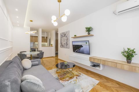 TV and multimedia, Living room, Seating area, Dining area