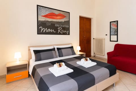 Bed, Bedroom, towels