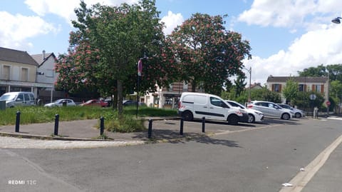 Le Duplex Vercingétorix proche Paris et Disney Apartment in Noisy-le-Grand