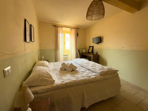 Bed, TV and multimedia, Photo of the whole room, Bedroom, towels