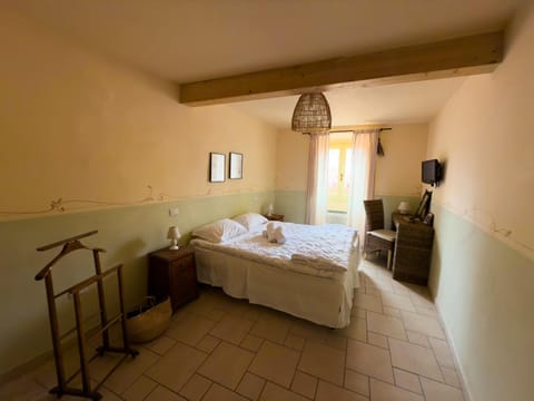 Bed, TV and multimedia, Photo of the whole room, Bedroom, towels