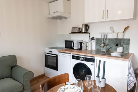 Coffee/tea facilities, Kitchen or kitchenette, Living room, Seating area, Dining area, dishwasher, oven, stove, toaster