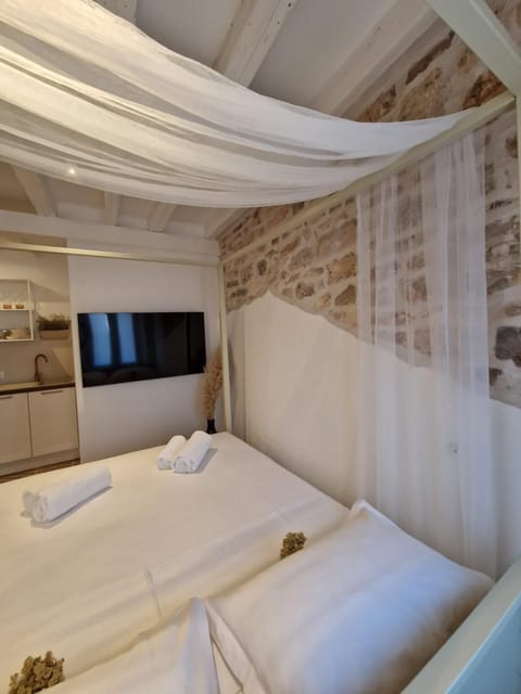 Bed, TV and multimedia, Bedroom, Area and facilities, towels