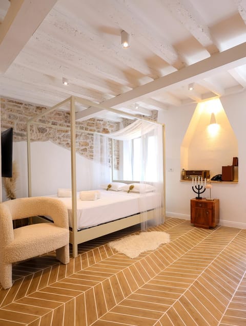 Bed, TV and multimedia, Photo of the whole room, Bedroom, towels