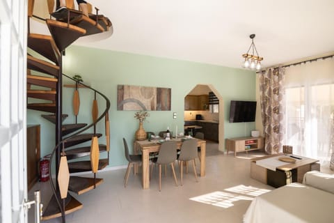 Bed, TV and multimedia, Living room, Seating area, Dining area, Evening entertainment