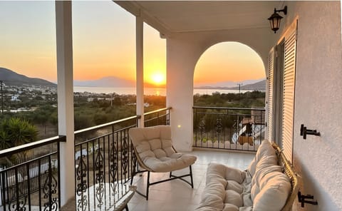 Patio, Natural landscape, View (from property/room), Balcony/Terrace, Seating area, Mountain view, Sea view, Sunset