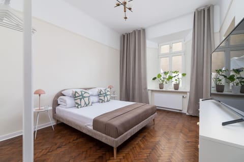 Bed, TV and multimedia, Bedroom