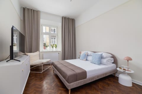 Bed, TV and multimedia, Seating area, Evening entertainment, Bedroom