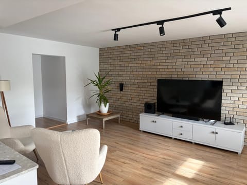 Communal lounge/ TV room, TV and multimedia, Living room, Seating area, Evening entertainment