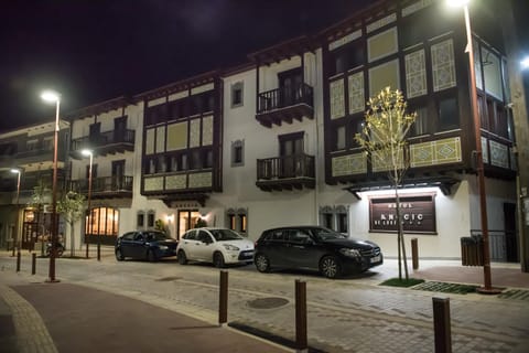 Facade/entrance