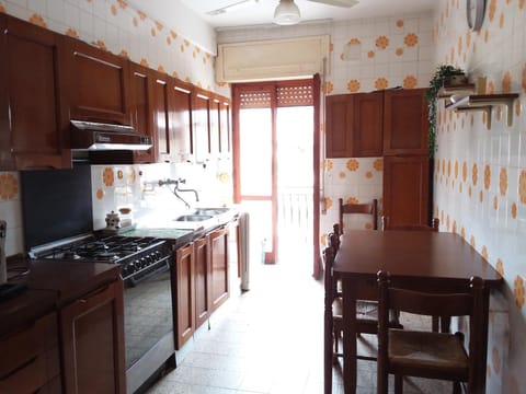 Kitchen or kitchenette, dishwasher, oven