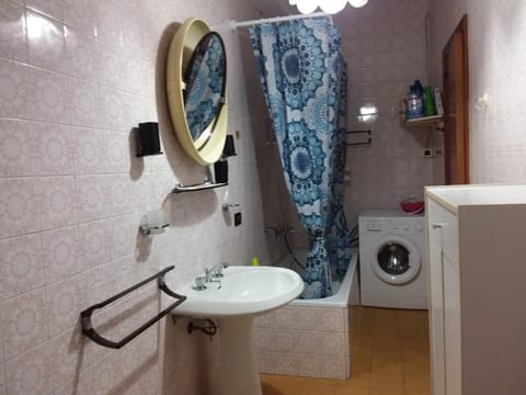 Toilet, Bathroom, towels, washing machine