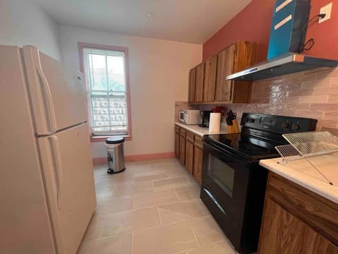 The Pink house walking distance to the Falls Apartment in Niagara Falls