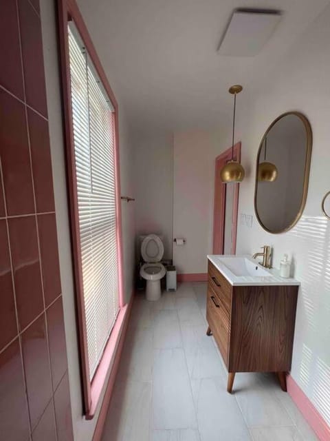 The Pink house walking distance to the Falls Apartment in Niagara Falls