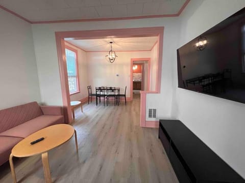 The Pink house walking distance to the Falls Apartment in Niagara Falls