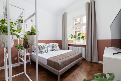 Bed, TV and multimedia, Living room, Photo of the whole room, Seating area, Evening entertainment, Bedroom