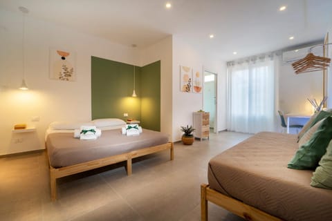 Bed, Bedroom, towels
