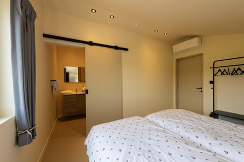 Bed, Photo of the whole room, Bedroom, air conditioner