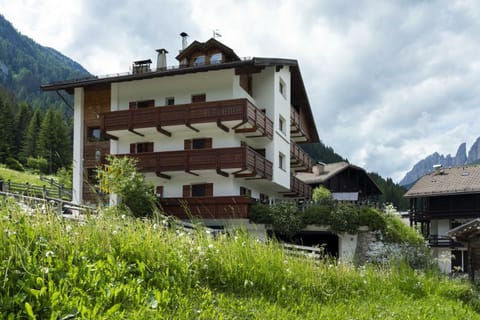 Property building, Spring, Day, Mountain view