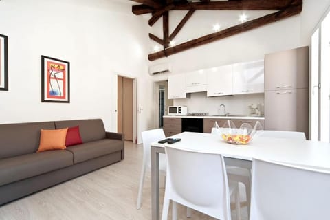 Kitchen or kitchenette, Seating area, Dining area, stove