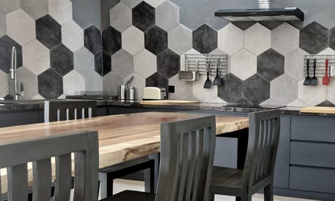 Kitchen or kitchenette, Dining area