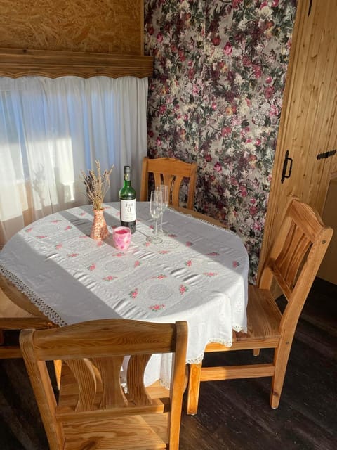 Living room, Food and drinks, Dining area