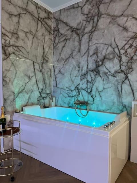 Hot Tub, Bath