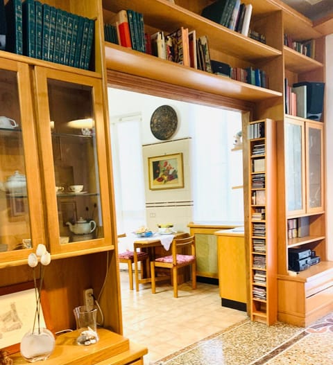 A due passi dal centro 2 camere matrimoniali Wifi Apartment in Genoa