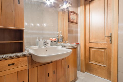 A due passi dal centro 2 camere matrimoniali Wifi Apartment in Genoa