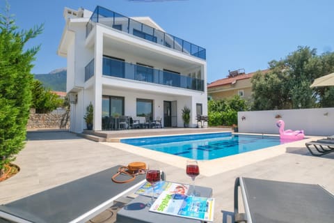 Property building, Day, Pool view, Swimming pool, sunbed