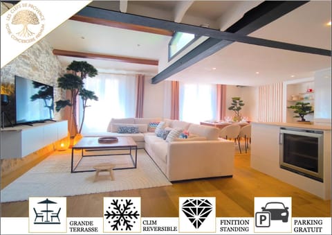 Communal lounge/ TV room, TV and multimedia, Kitchen or kitchenette, Living room, Seating area, Evening entertainment, Text overlay, minibar