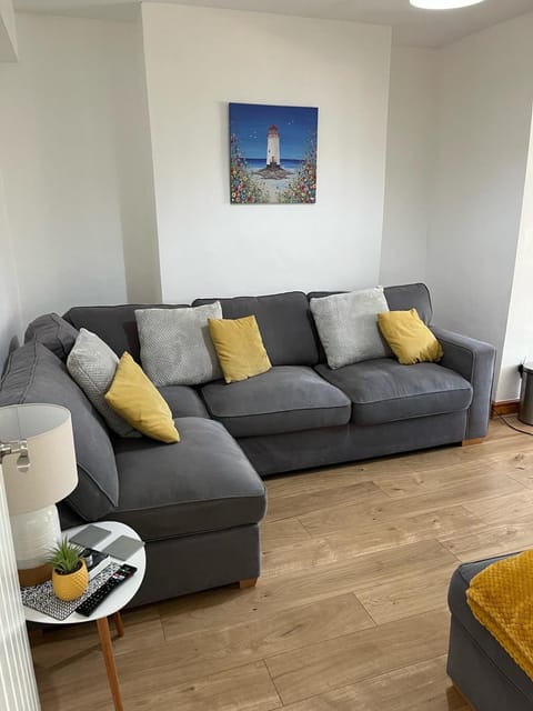 Cheerful 3 Bedroom Townhouse House in Bangor