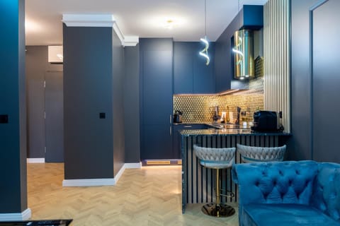 Kitchen or kitchenette, Living room, Seating area, Dining area