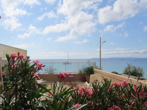 T3 spacieux face mer, climatisé, pour 4-6 pers avec parking - FR-1-803-3 Apartment in Le Lavandou