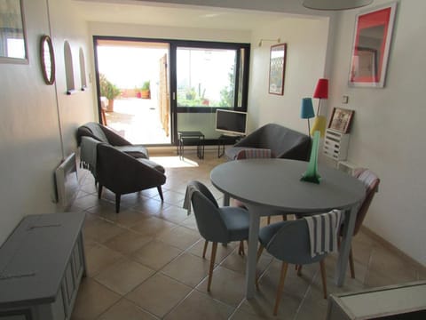 T3 spacieux face mer, climatisé, pour 4-6 pers avec parking - FR-1-803-3 Apartment in Le Lavandou