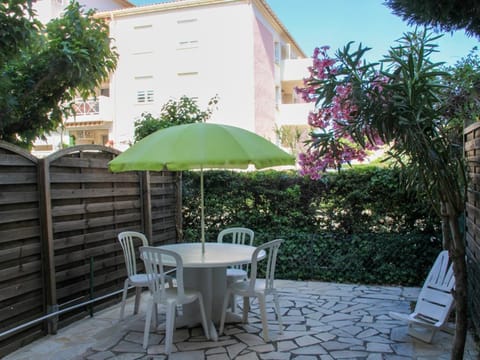 Studio calme avec piscine et parking, proche plage du Lavandou - FR-1-803-7 Apartment in Le Lavandou