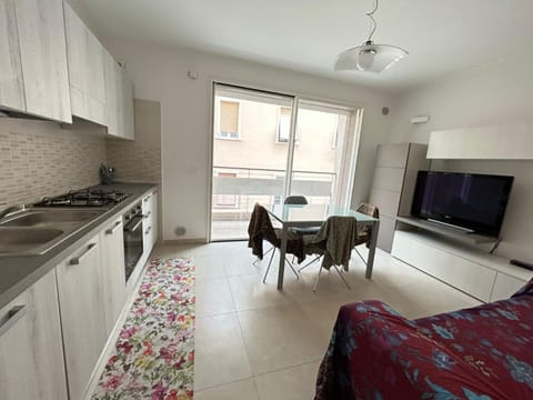 Communal lounge/ TV room, Kitchen or kitchenette, Living room, Seating area, Dining area, oven, stove