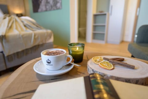 Food close-up, Living room, Food and drinks, Photo of the whole room, Decorative detail, Bedroom, Food, Breakfast, Drinks, Non alcoholic drinks, furniture, storage