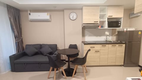 Kitchen or kitchenette, Living room, Seating area, Dining area, stove, air conditioner