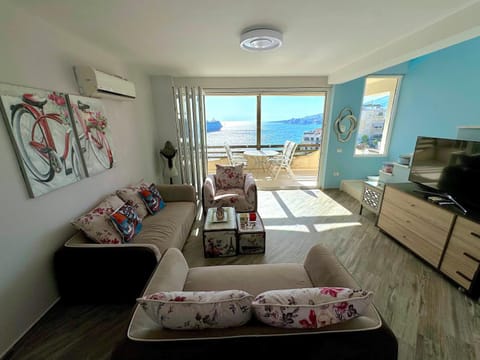 TV and multimedia, View (from property/room), Living room, Seating area, Evening entertainment, Sea view, air conditioner