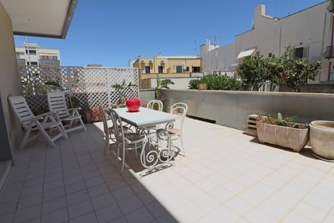 Property building, Balcony/Terrace, Living room