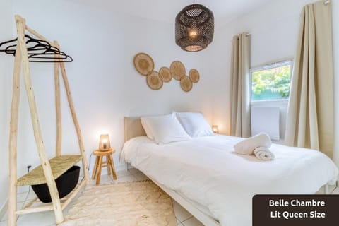 Bed, Photo of the whole room, towels