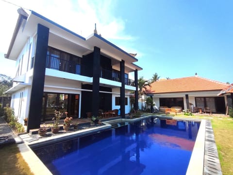 Property building, Day, Garden, Pool view, Swimming pool, sunbed