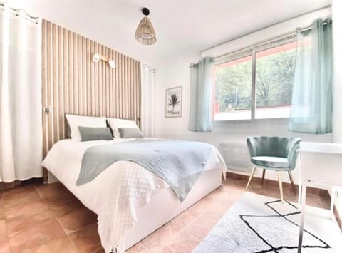 Bed, Photo of the whole room, Seating area, Bedroom, safe, storage