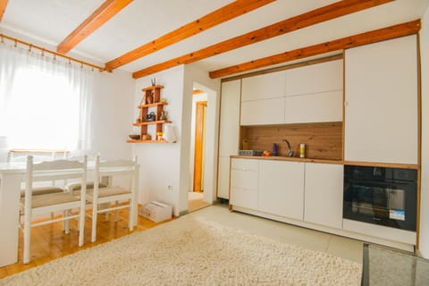 Kitchen or kitchenette, Dining area, minibar, oven, stove