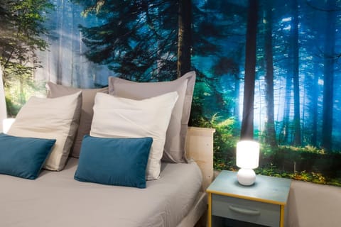 Bed, Natural landscape, Photo of the whole room, Bedroom
