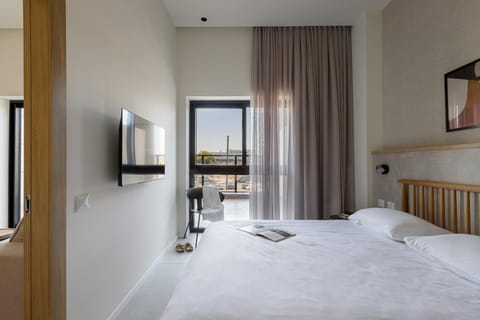 Bed, TV and multimedia, Bedroom